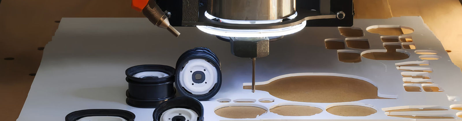 CNC che lavora Delrin a macchina