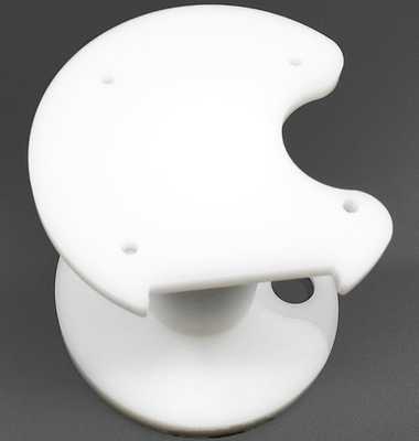 Il CNC di nylon di macinazione che lavora la polvere a macchina di Delrin che ricopre il CNC ha girato